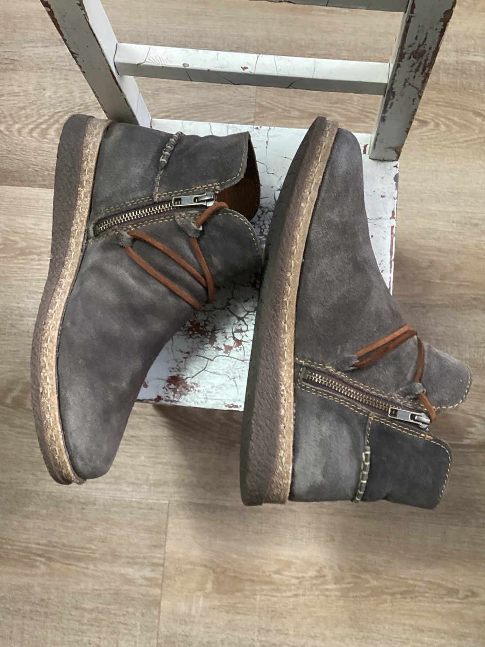 Born Clayn Suede Ankle Boots in Distressed Gray w/ Brown Leather Wrap W11 - Picture 4 of 10